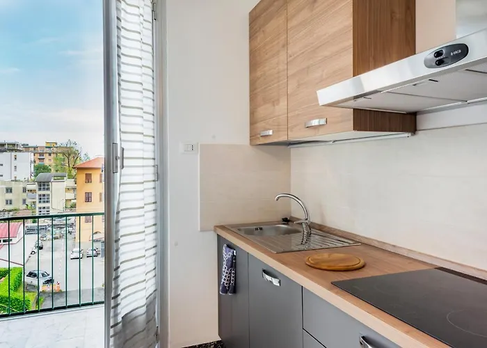 Guesthost - Modern & Apartmán La Spezia